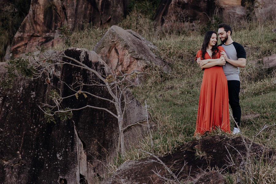 ENSAIO PRE CASAMENTO COM TRILHA E MONTANHA REALIZADO NO MORRO DO GAVIAO EM RIBEIRAO CLARO PARANA E FOTOGRAFADO POR LUCAS DREHER E ALINE DREHER