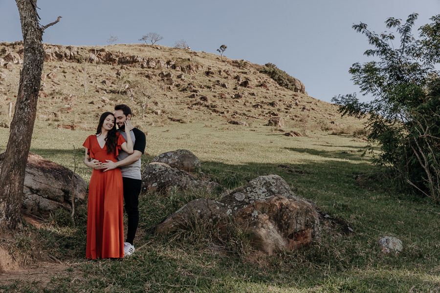 ENSAIO PRE CASAMENTO COM TRILHA E MONTANHA REALIZADO NO MORRO DO GAVIAO EM RIBEIRAO CLARO PARANA E FOTOGRAFADO POR LUCAS DREHER E ALINE DREHER