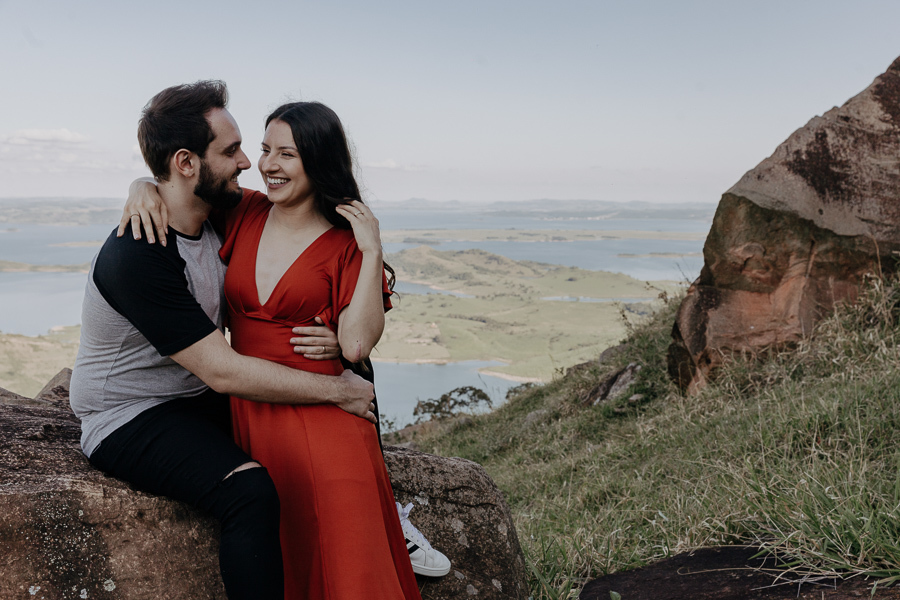 ENSAIO PRE CASAMENTO COM TRILHA E MONTANHA REALIZADO NO MORRO DO GAVIAO EM RIBEIRAO CLARO PARANA E FOTOGRAFADO POR LUCAS DREHER E ALINE DREHER