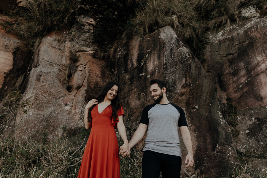 ENSAIO PRE CASAMENTO COM TRILHA E MONTANHA REALIZADO NO MORRO DO GAVIAO EM RIBEIRAO CLARO PARANA E FOTOGRAFADO POR LUCAS DREHER E ALINE DREHER