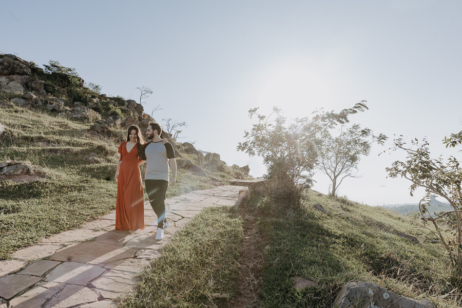 ENSAIO PRE CASAMENTO COM TRILHA E MONTANHA REALIZADO NO MORRO DO GAVIAO EM RIBEIRAO CLARO PARANA E FOTOGRAFADO POR LUCAS DREHER E ALINE DREHER