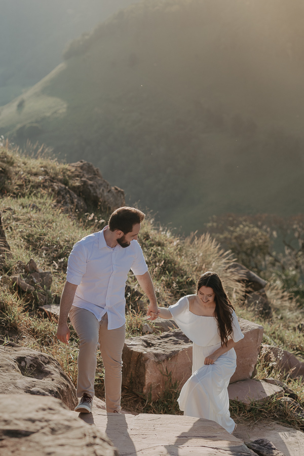 ENSAIO PRE CASAMENTO COM TRILHA E MONTANHA REALIZADO NO MORRO DO GAVIAO EM RIBEIRAO CLARO PARANA E FOTOGRAFADO POR LUCAS DREHER E ALINE DREHER