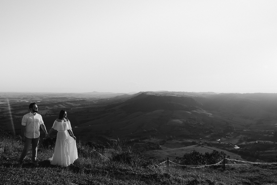 ENSAIO PRE CASAMENTO COM TRILHA E MONTANHA REALIZADO NO MORRO DO GAVIAO EM RIBEIRAO CLARO PARANA E FOTOGRAFADO POR LUCAS DREHER E ALINE DREHER