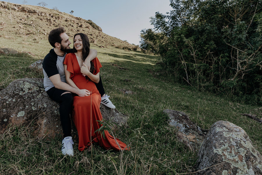 ENSAIO PRE CASAMENTO COM TRILHA E MONTANHA REALIZADO NO MORRO DO GAVIAO EM RIBEIRAO CLARO PARANA E FOTOGRAFADO POR LUCAS DREHER E ALINE DREHER