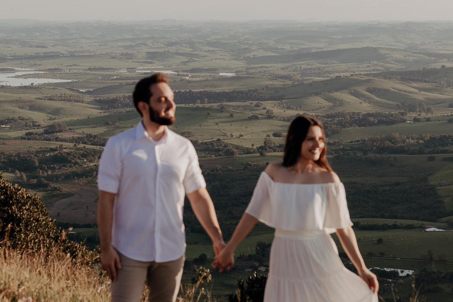 ENSAIO PRE CASAMENTO COM TRILHA E MONTANHA REALIZADO NO MORRO DO GAVIAO EM RIBEIRAO CLARO PARANA E FOTOGRAFADO POR LUCAS DREHER E ALINE DREHER
