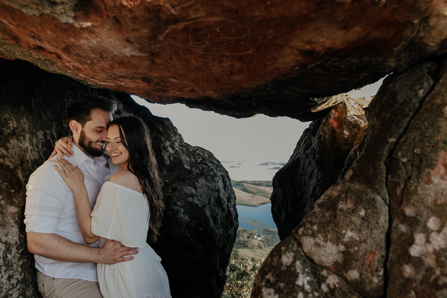 ENSAIO PRE CASAMENTO COM TRILHA E MONTANHA REALIZADO NO MORRO DO GAVIAO EM RIBEIRAO CLARO PARANA E FOTOGRAFADO POR LUCAS DREHER E ALINE DREHER