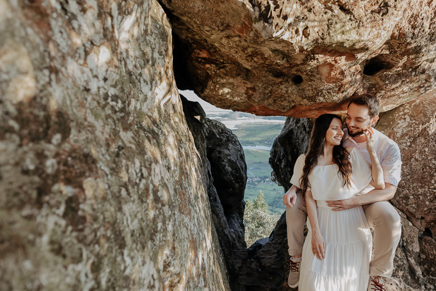 ENSAIO PRE CASAMENTO COM TRILHA E MONTANHA REALIZADO NO MORRO DO GAVIAO EM RIBEIRAO CLARO PARANA E FOTOGRAFADO POR LUCAS DREHER E ALINE DREHER