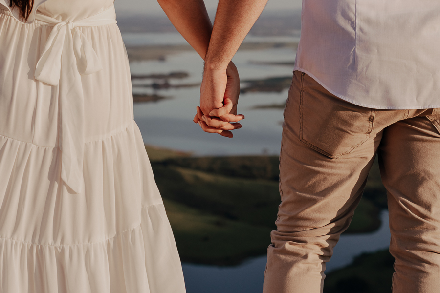 ENSAIO PRE CASAMENTO COM TRILHA E MONTANHA REALIZADO NO MORRO DO GAVIAO EM RIBEIRAO CLARO PARANA E FOTOGRAFADO POR LUCAS DREHER E ALINE DREHER