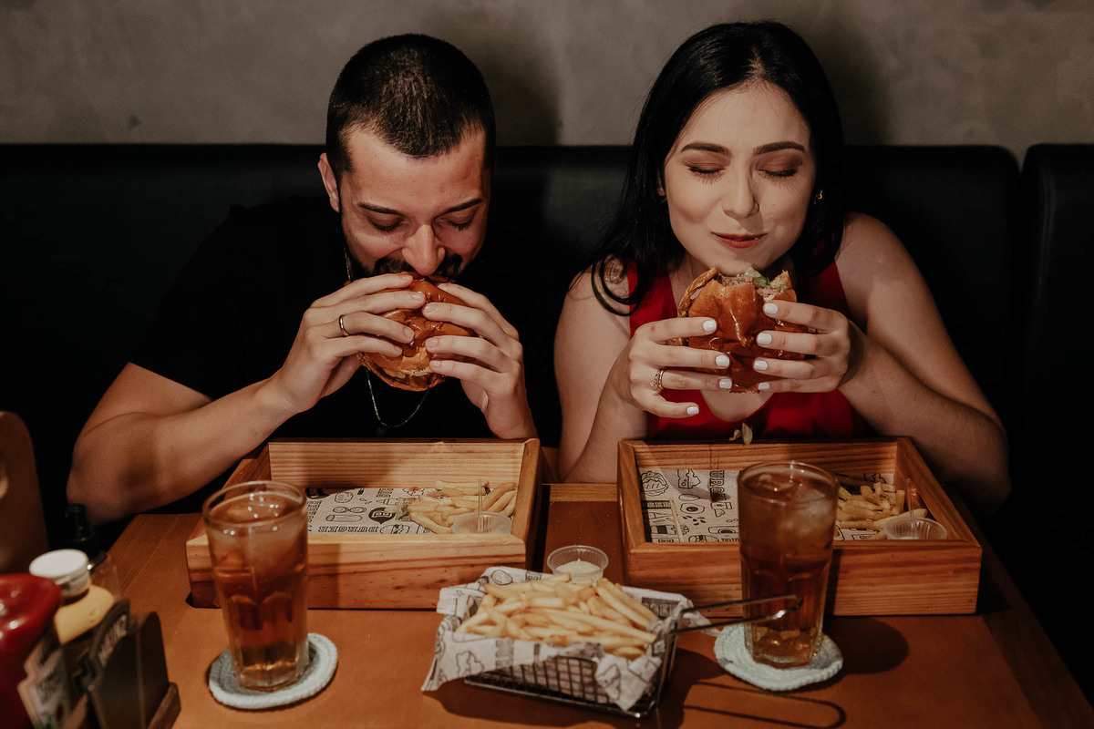 ENSAIO PRE CASAMENTO OU PRE WEDDING NA HAMBURGUERIA SEU BARNABE EM MARINGA PARANA