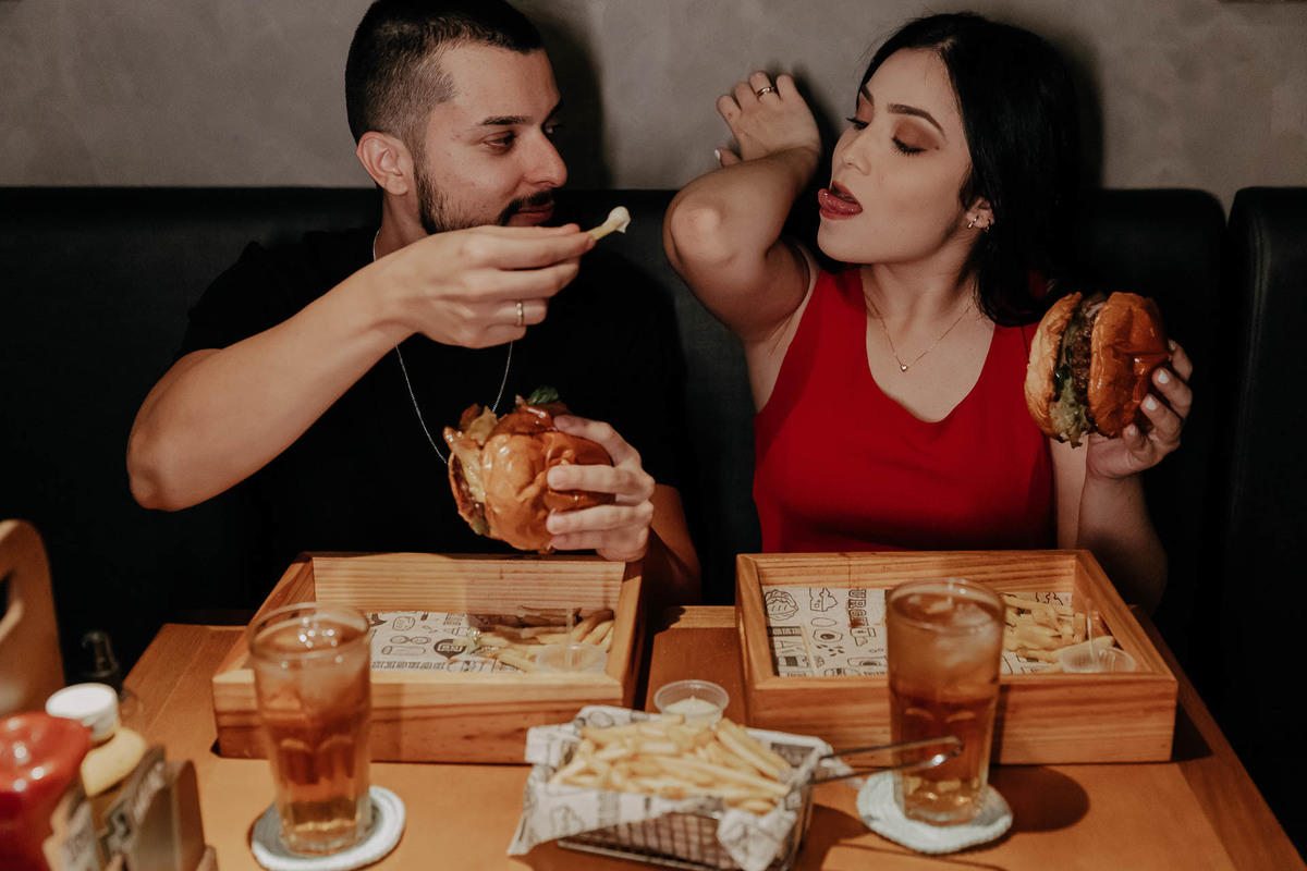 ENSAIO PRE CASAMENTO OU PRE WEDDING NA HAMBURGUERIA SEU BARNABE EM MARINGA PARANA