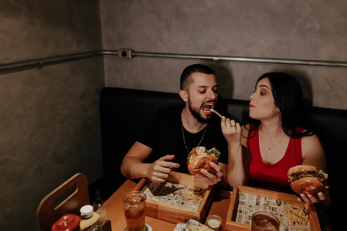 ENSAIO PRE CASAMENTO OU PRE WEDDING NA HAMBURGUERIA SEU BARNABE EM MARINGA PARANA