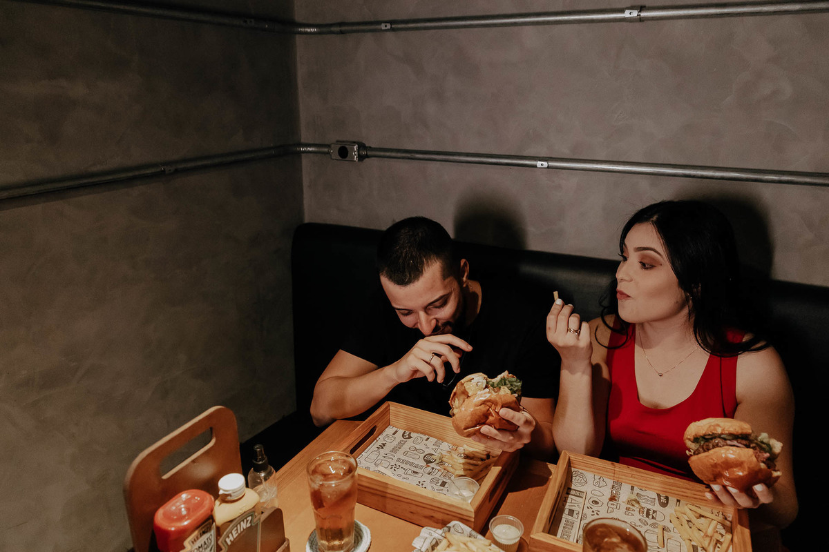 ENSAIO PRE CASAMENTO OU PRE WEDDING NA HAMBURGUERIA SEU BARNABE EM MARINGA PARANA