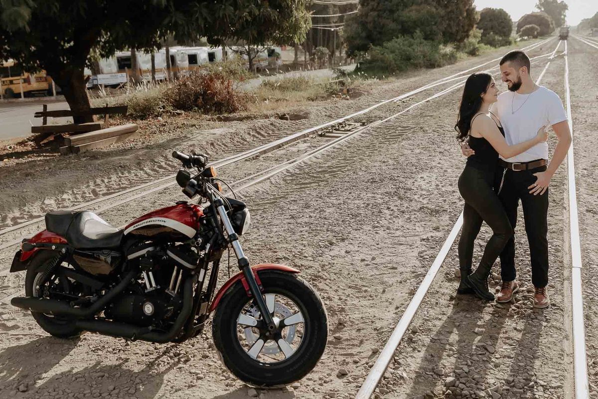 ENSAIO PRE CASAMENTO OU PRE WEDDING COM UMA HARLEY DAVIDSON NA LINHA DO TREM EM MARINGA PARANA