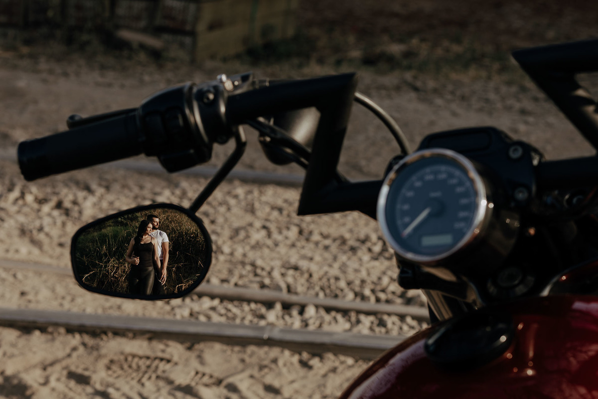 ENSAIO PRE CASAMENTO OU PRE WEDDING COM UMA HARLEY DAVIDSON NA LINHA DO TREM EM MARINGA PARANA