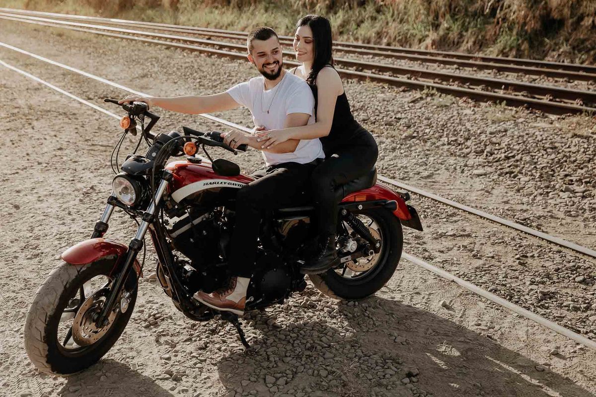 ENSAIO PRE CASAMENTO OU PRE WEDDING COM UMA HARLEY DAVIDSON NA LINHA DO TREM EM MARINGA PARANA