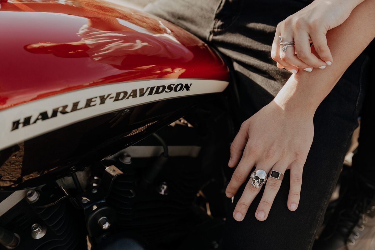 ENSAIO PRE CASAMENTO OU PRE WEDDING COM UMA HARLEY DAVIDSON NA LINHA DO TREM EM MARINGA PARANA