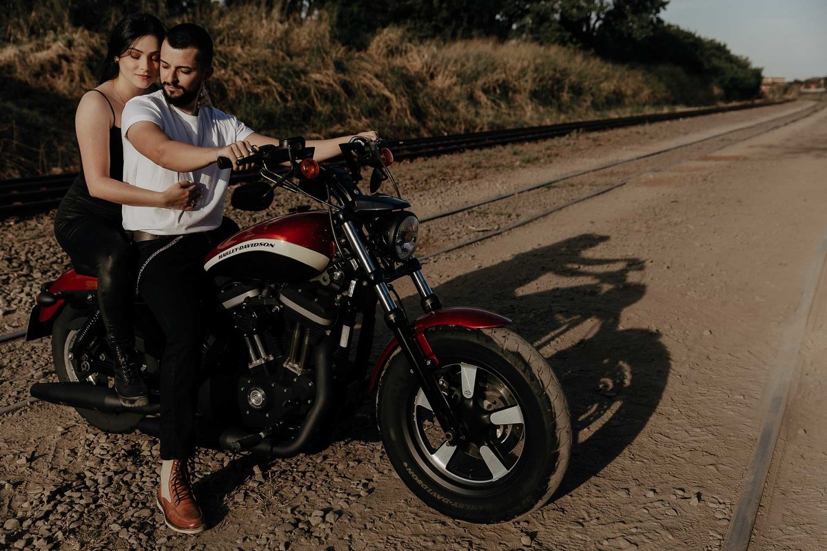 ENSAIO PRE CASAMENTO OU PRE WEDDING COM UMA HARLEY DAVIDSON NA LINHA DO TREM EM MARINGA PARANA