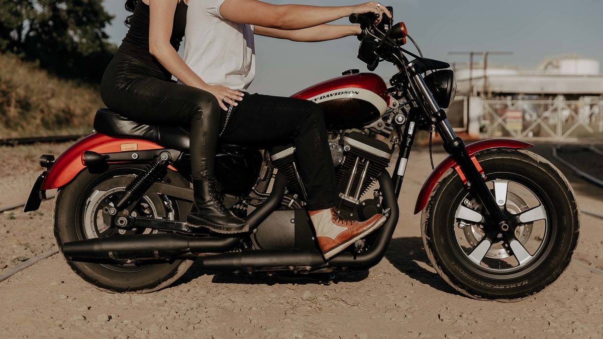 ENSAIO PRE CASAMENTO OU PRE WEDDING COM UMA HARLEY DAVIDSON NA LINHA DO TREM EM MARINGA PARANA