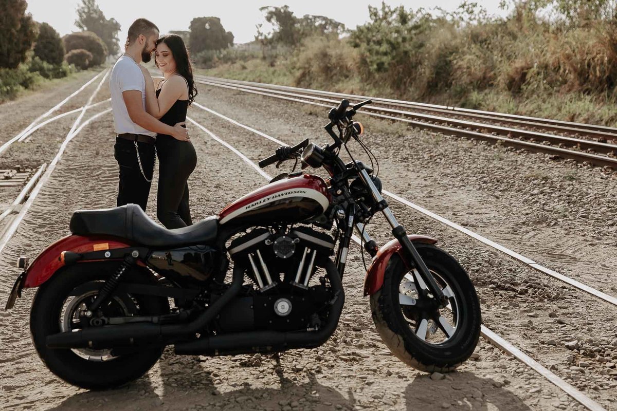 ENSAIO PRE CASAMENTO OU PRE WEDDING COM UMA HARLEY DAVIDSON NA LINHA DO TREM EM MARINGA PARANA