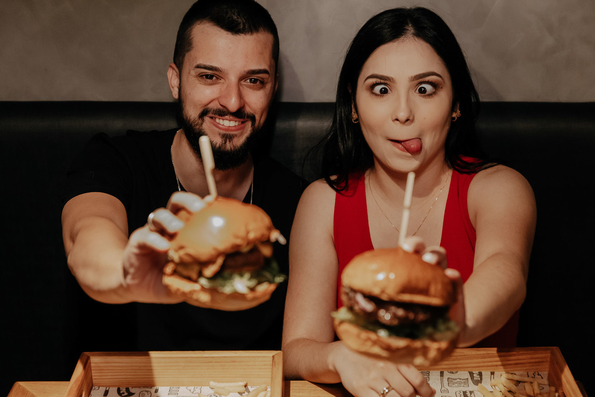 ENSAIO PRE CASAMENTO OU PRE WEDDING NA HAMBURGUERIA SEU BARNABE EM MARINGA PARANA
