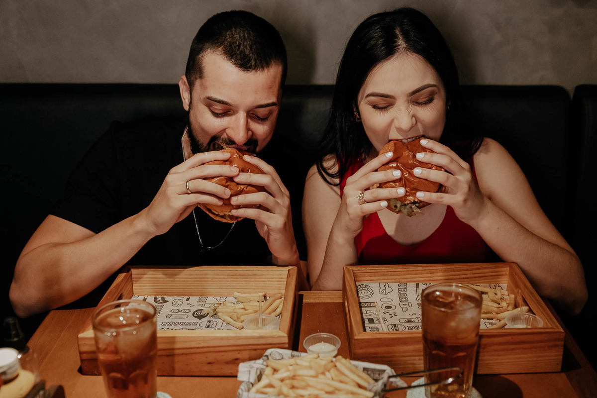 ENSAIO PRE CASAMENTO OU PRE WEDDING NA HAMBURGUERIA SEU BARNABE EM MARINGA PARANA