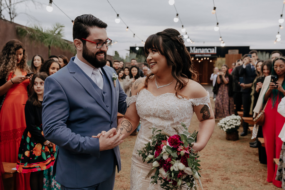 CERIMÔNIA DE CASAMENTO AO AR LIVRE NO FINAL DA TARDE REALIZADO NO MANANCIAL EVENTOS VALE AZUL EM SARANDI NO PARANA E FOTOGRAFADO POR LUCAS DREHER E ALINE DREHER