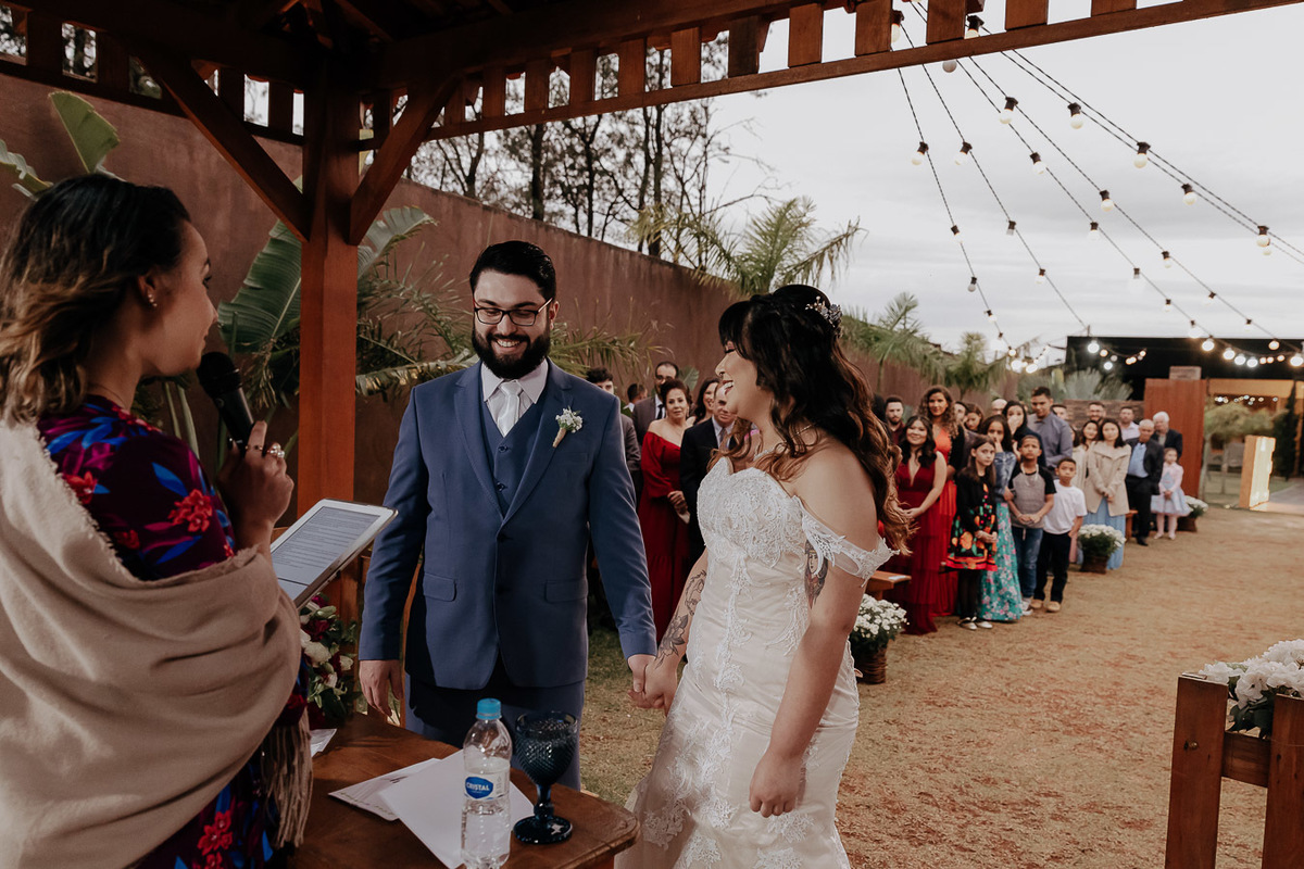CERIMÔNIA DE CASAMENTO AO AR LIVRE NO FINAL DA TARDE REALIZADO NO MANANCIAL EVENTOS VALE AZUL EM SARANDI NO PARANA E FOTOGRAFADO POR LUCAS DREHER E ALINE DREHER