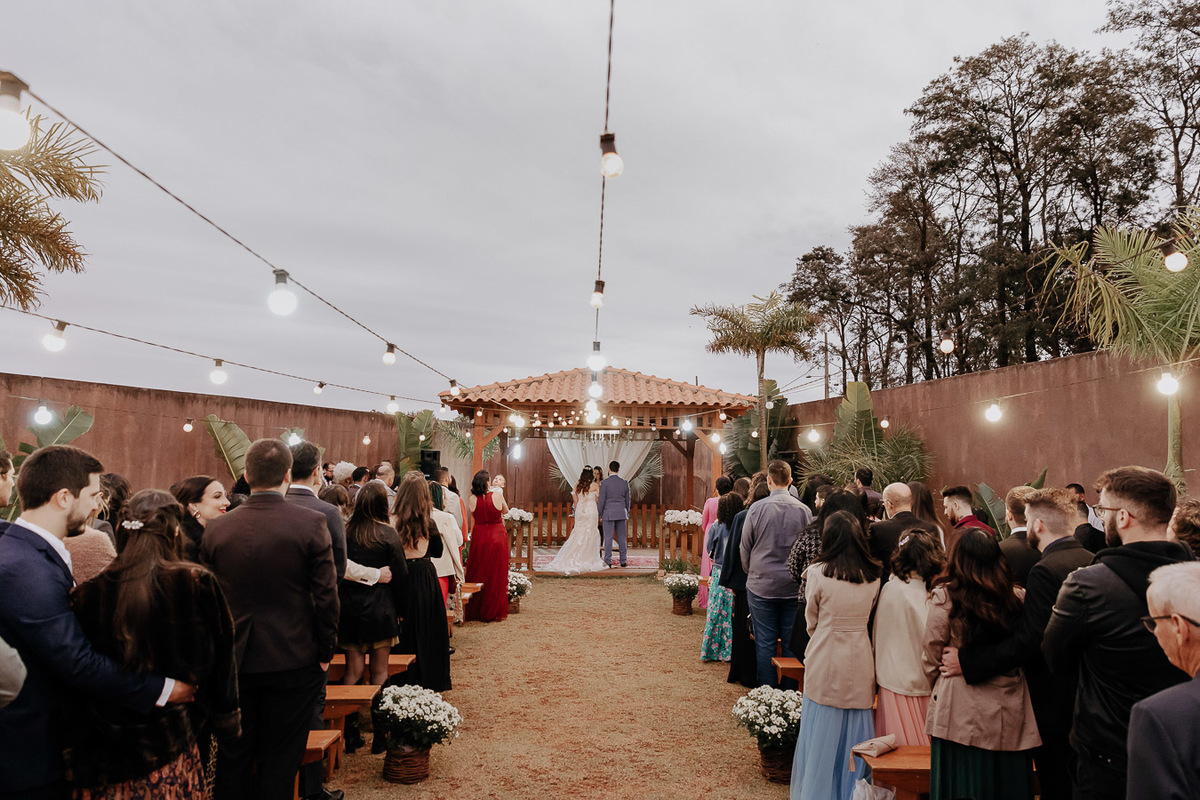 CERIMÔNIA DE CASAMENTO AO AR LIVRE NO FINAL DA TARDE REALIZADO NO MANANCIAL EVENTOS VALE AZUL EM SARANDI NO PARANA E FOTOGRAFADO POR LUCAS DREHER E ALINE DREHER