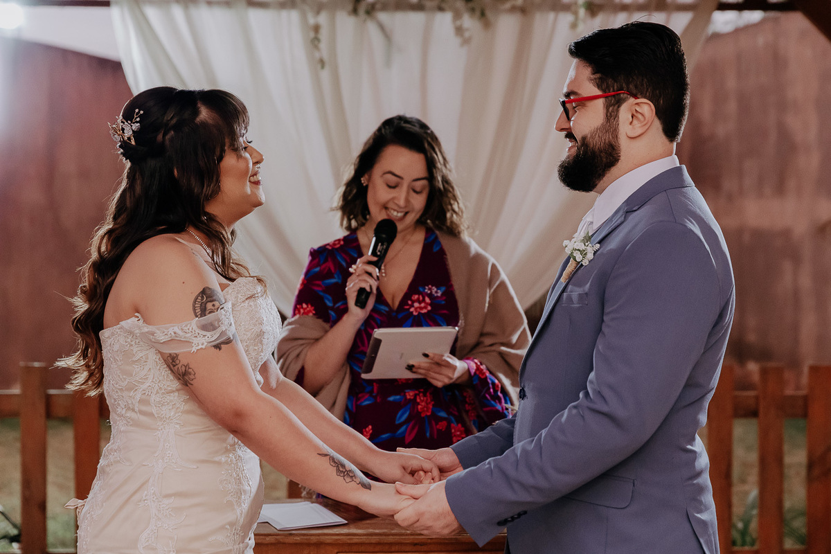 CERIMÔNIA DE CASAMENTO AO AR LIVRE NO FINAL DA TARDE REALIZADO NO MANANCIAL EVENTOS VALE AZUL EM SARANDI NO PARANA E FOTOGRAFADO POR LUCAS DREHER E ALINE DREHER