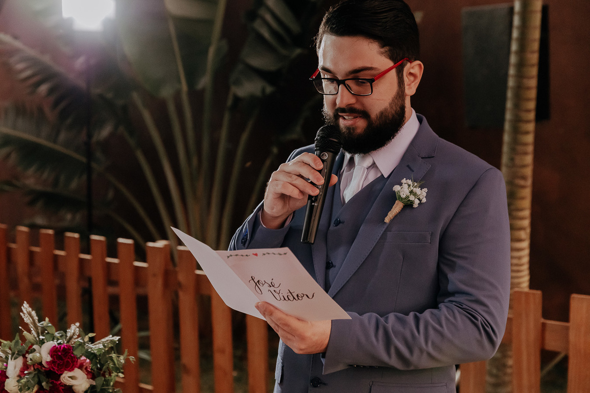 CERIMÔNIA DE CASAMENTO AO AR LIVRE NO FINAL DA TARDE REALIZADO NO MANANCIAL EVENTOS VALE AZUL EM SARANDI NO PARANA E FOTOGRAFADO POR LUCAS DREHER E ALINE DREHER