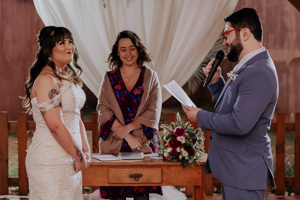 CERIMÔNIA DE CASAMENTO AO AR LIVRE NO FINAL DA TARDE REALIZADO NO MANANCIAL EVENTOS VALE AZUL EM SARANDI NO PARANA E FOTOGRAFADO POR LUCAS DREHER E ALINE DREHER