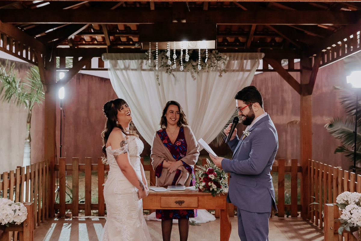 CERIMÔNIA DE CASAMENTO AO AR LIVRE NO FINAL DA TARDE REALIZADO NO MANANCIAL EVENTOS VALE AZUL EM SARANDI NO PARANA E FOTOGRAFADO POR LUCAS DREHER E ALINE DREHER