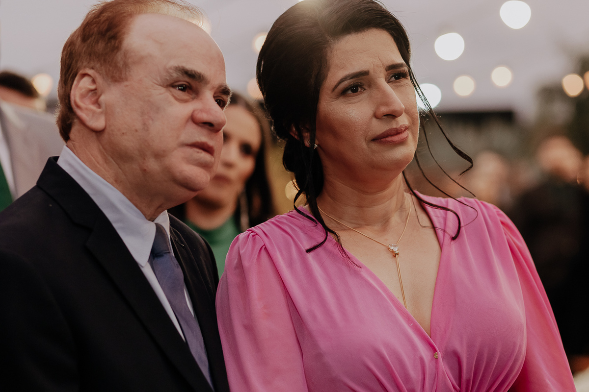 CERIMÔNIA DE CASAMENTO AO AR LIVRE NO FINAL DA TARDE REALIZADO NO MANANCIAL EVENTOS VALE AZUL EM SARANDI NO PARANA E FOTOGRAFADO POR LUCAS DREHER E ALINE DREHER