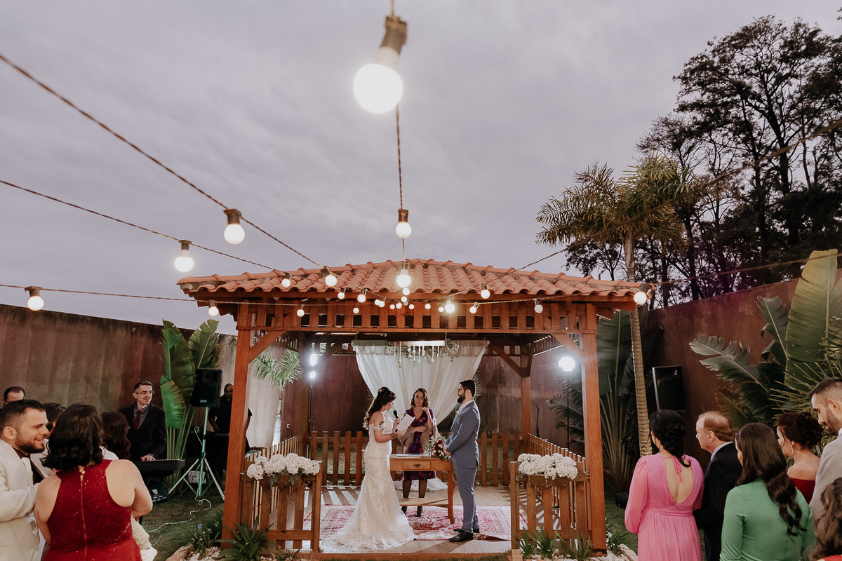 CERIMÔNIA DE CASAMENTO AO AR LIVRE NO FINAL DA TARDE REALIZADO NO MANANCIAL EVENTOS VALE AZUL EM SARANDI NO PARANA E FOTOGRAFADO POR LUCAS DREHER E ALINE DREHER