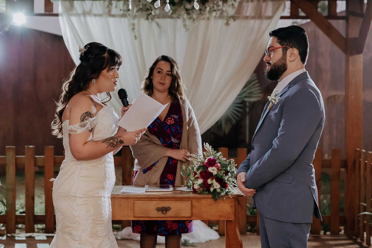 CERIMÔNIA DE CASAMENTO AO AR LIVRE NO FINAL DA TARDE REALIZADO NO MANANCIAL EVENTOS VALE AZUL EM SARANDI NO PARANA E FOTOGRAFADO POR LUCAS DREHER E ALINE DREHER