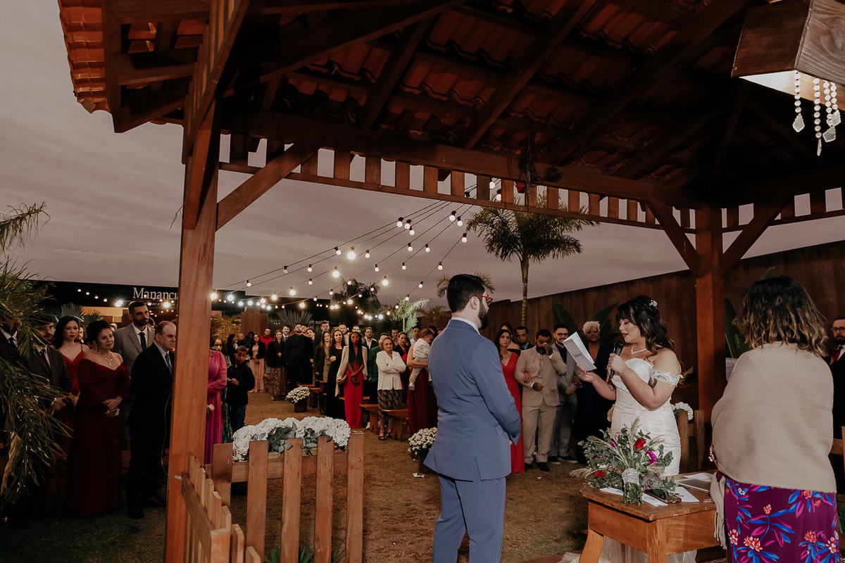 CERIMÔNIA DE CASAMENTO AO AR LIVRE NO FINAL DA TARDE REALIZADO NO MANANCIAL EVENTOS VALE AZUL EM SARANDI NO PARANA E FOTOGRAFADO POR LUCAS DREHER E ALINE DREHER