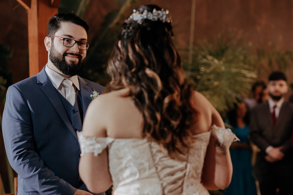 CERIMÔNIA DE CASAMENTO AO AR LIVRE NO FINAL DA TARDE REALIZADO NO MANANCIAL EVENTOS VALE AZUL EM SARANDI NO PARANA E FOTOGRAFADO POR LUCAS DREHER E ALINE DREHER