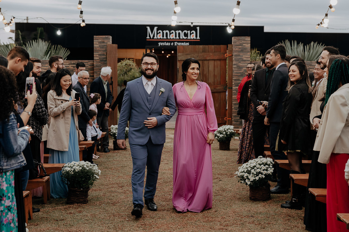 CERIMÔNIA DE CASAMENTO AO AR LIVRE NO FINAL DA TARDE REALIZADO NO MANANCIAL EVENTOS VALE AZUL EM SARANDI NO PARANA E FOTOGRAFADO POR LUCAS DREHER E ALINE DREHER