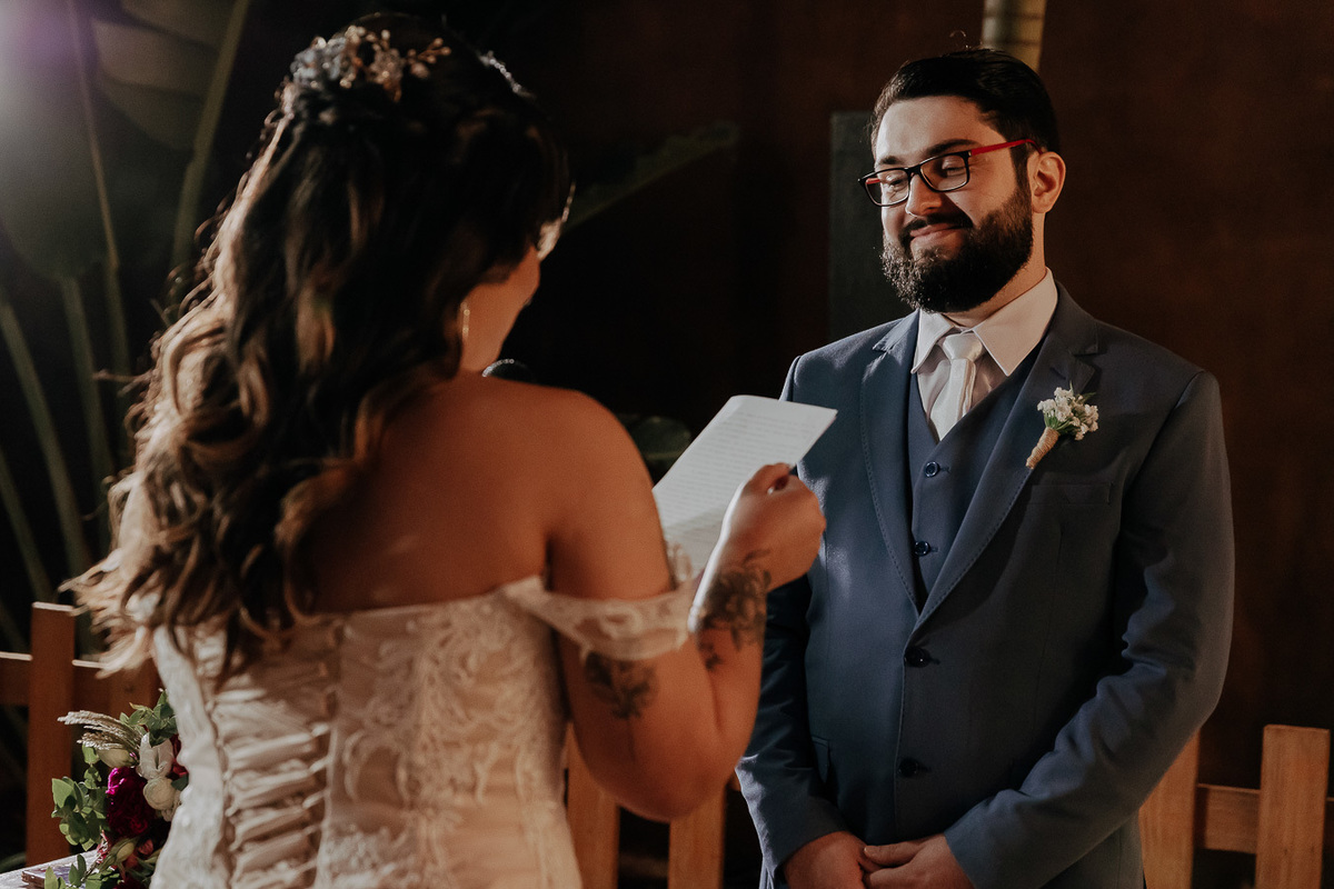 CERIMÔNIA DE CASAMENTO AO AR LIVRE NO FINAL DA TARDE REALIZADO NO MANANCIAL EVENTOS VALE AZUL EM SARANDI NO PARANA E FOTOGRAFADO POR LUCAS DREHER E ALINE DREHER