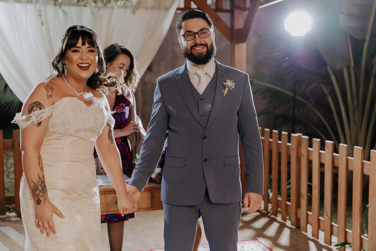 CERIMÔNIA DE CASAMENTO AO AR LIVRE NO FINAL DA TARDE REALIZADO NO MANANCIAL EVENTOS VALE AZUL EM SARANDI NO PARANA E FOTOGRAFADO POR LUCAS DREHER E ALINE DREHER