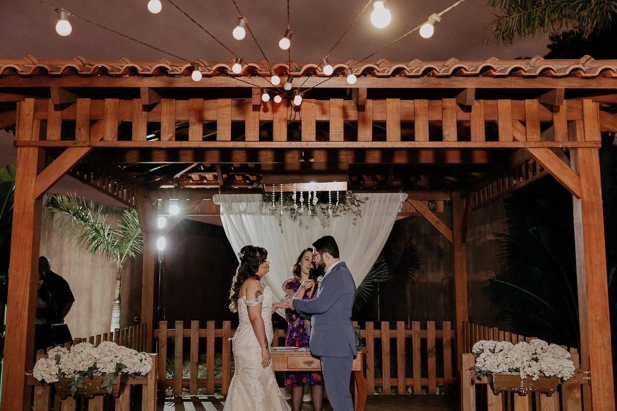 CERIMÔNIA DE CASAMENTO AO AR LIVRE NO FINAL DA TARDE REALIZADO NO MANANCIAL EVENTOS VALE AZUL EM SARANDI NO PARANA E FOTOGRAFADO POR LUCAS DREHER E ALINE DREHER