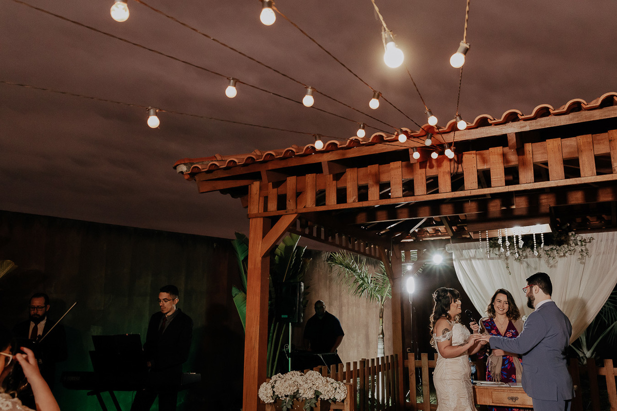 CERIMÔNIA DE CASAMENTO AO AR LIVRE NO FINAL DA TARDE REALIZADO NO MANANCIAL EVENTOS VALE AZUL EM SARANDI NO PARANA E FOTOGRAFADO POR LUCAS DREHER E ALINE DREHER