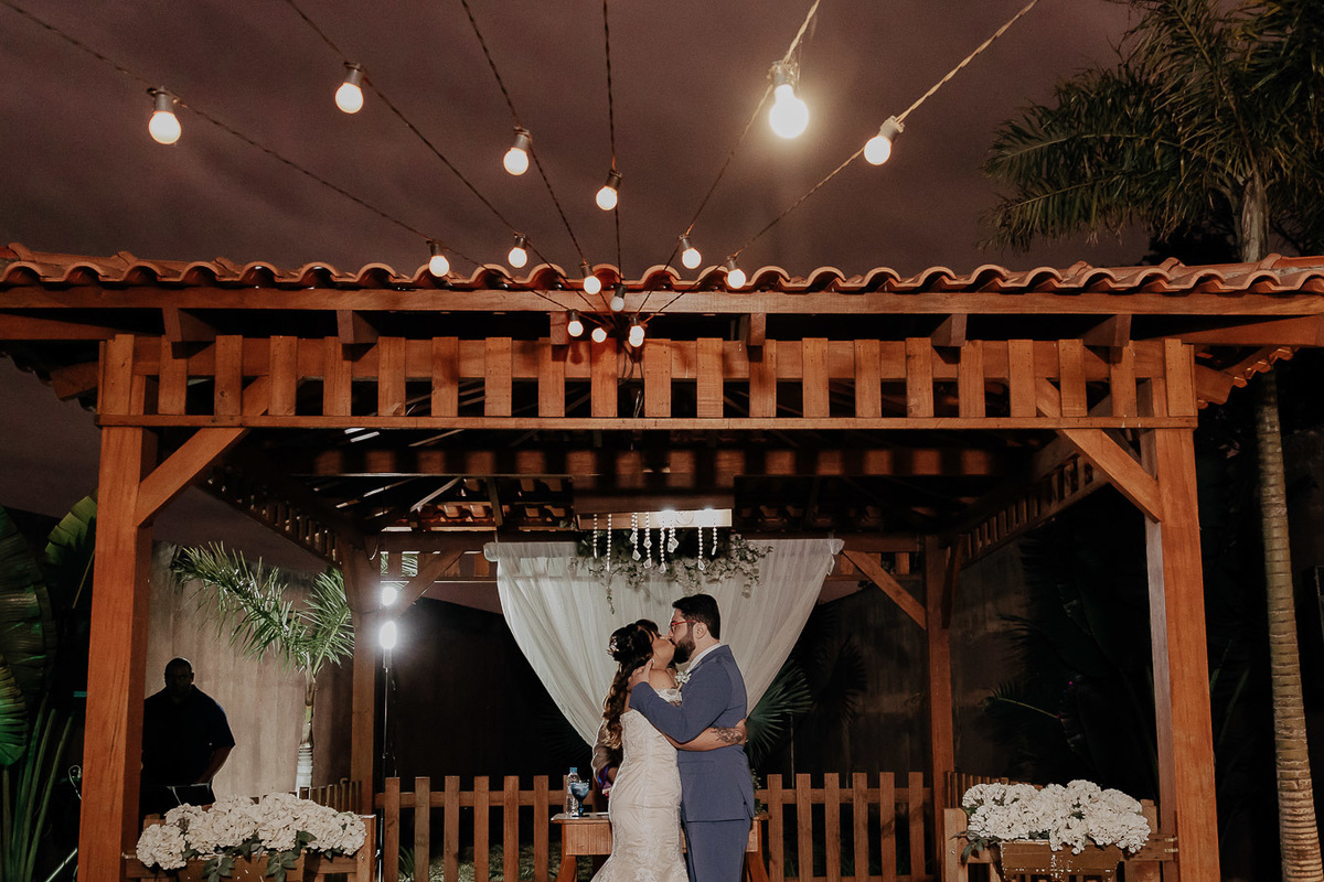 CERIMÔNIA DE CASAMENTO AO AR LIVRE NO FINAL DA TARDE REALIZADO NO MANANCIAL EVENTOS VALE AZUL EM SARANDI NO PARANA E FOTOGRAFADO POR LUCAS DREHER E ALINE DREHER
