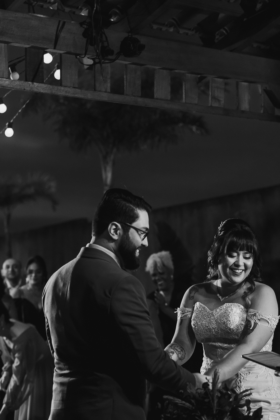 CERIMÔNIA DE CASAMENTO AO AR LIVRE NO FINAL DA TARDE REALIZADO NO MANANCIAL EVENTOS VALE AZUL EM SARANDI NO PARANA E FOTOGRAFADO POR LUCAS DREHER E ALINE DREHER