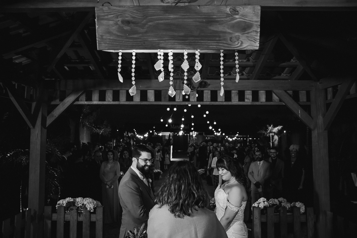 CERIMÔNIA DE CASAMENTO AO AR LIVRE NO FINAL DA TARDE REALIZADO NO MANANCIAL EVENTOS VALE AZUL EM SARANDI NO PARANA E FOTOGRAFADO POR LUCAS DREHER E ALINE DREHER