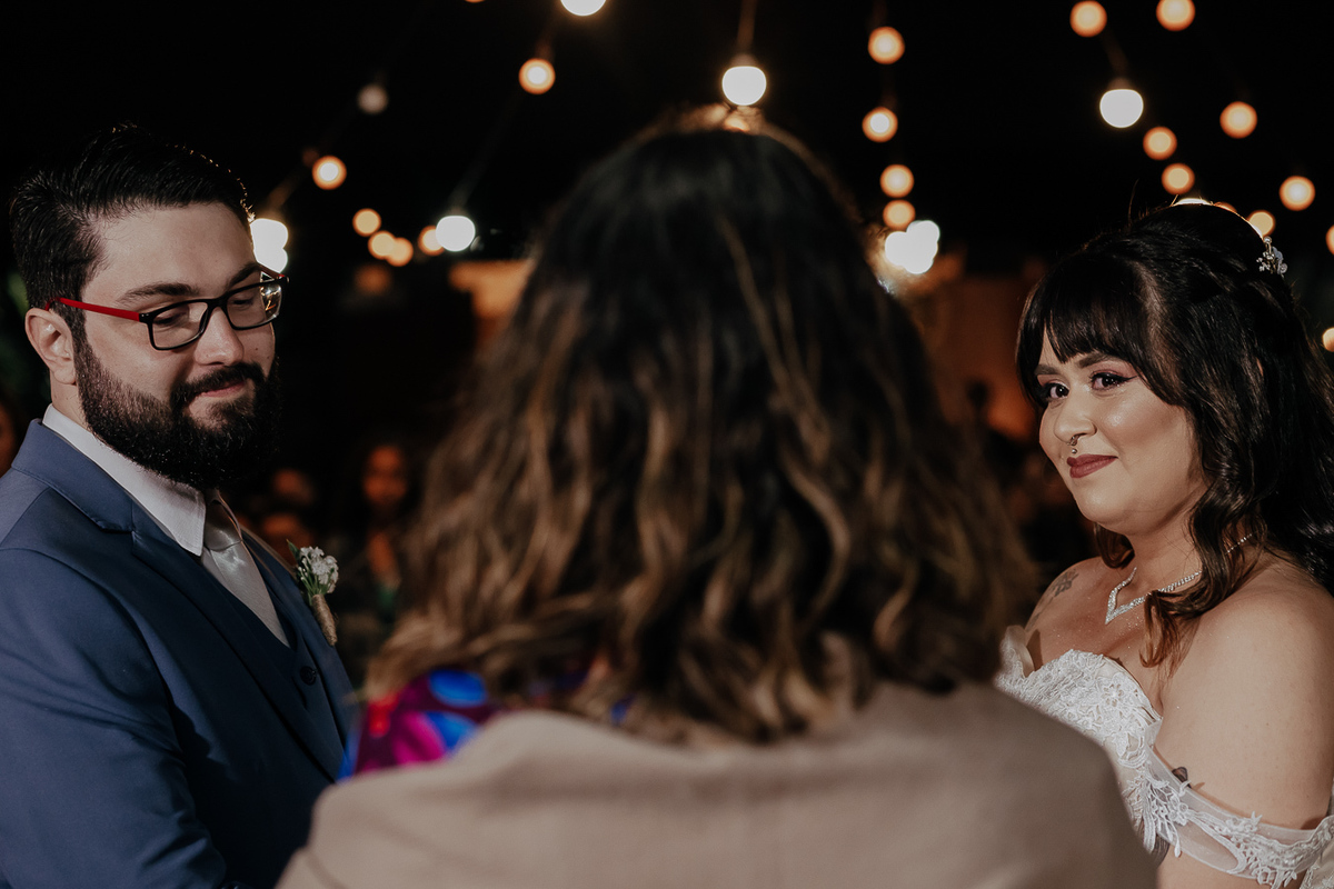 CERIMÔNIA DE CASAMENTO AO AR LIVRE NO FINAL DA TARDE REALIZADO NO MANANCIAL EVENTOS VALE AZUL EM SARANDI NO PARANA E FOTOGRAFADO POR LUCAS DREHER E ALINE DREHER