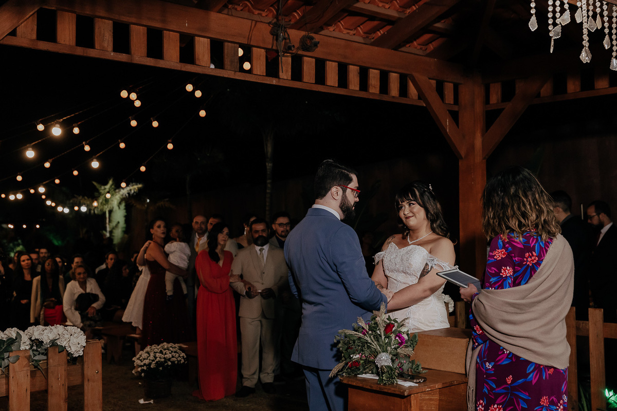 CERIMÔNIA DE CASAMENTO AO AR LIVRE NO FINAL DA TARDE REALIZADO NO MANANCIAL EVENTOS VALE AZUL EM SARANDI NO PARANA E FOTOGRAFADO POR LUCAS DREHER E ALINE DREHER
