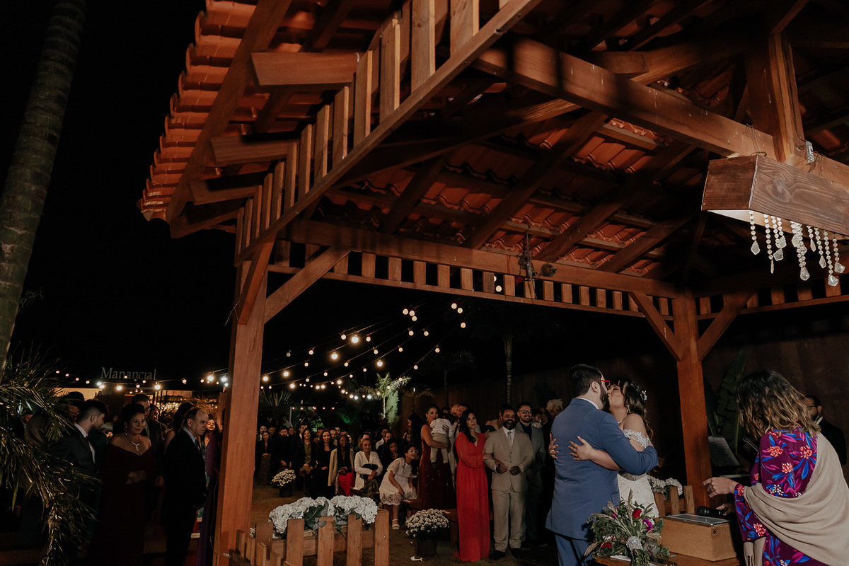 CERIMÔNIA DE CASAMENTO AO AR LIVRE NO FINAL DA TARDE REALIZADO NO MANANCIAL EVENTOS VALE AZUL EM SARANDI NO PARANA E FOTOGRAFADO POR LUCAS DREHER E ALINE DREHER