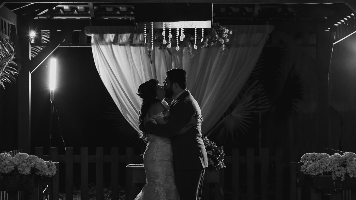 CERIMÔNIA DE CASAMENTO AO AR LIVRE NO FINAL DA TARDE REALIZADO NO MANANCIAL EVENTOS VALE AZUL EM SARANDI NO PARANA E FOTOGRAFADO POR LUCAS DREHER E ALINE DREHER