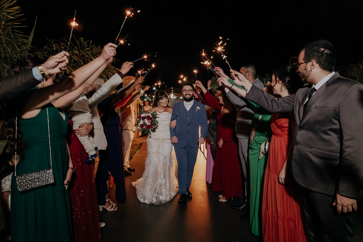 CERIMÔNIA DE CASAMENTO AO AR LIVRE NO FINAL DA TARDE REALIZADO NO MANANCIAL EVENTOS VALE AZUL EM SARANDI NO PARANA E FOTOGRAFADO POR LUCAS DREHER E ALINE DREHER